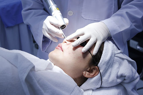 Trị mụn bằng laser rất hiệu quả Trị mụn bằng laser rất hiệu quả